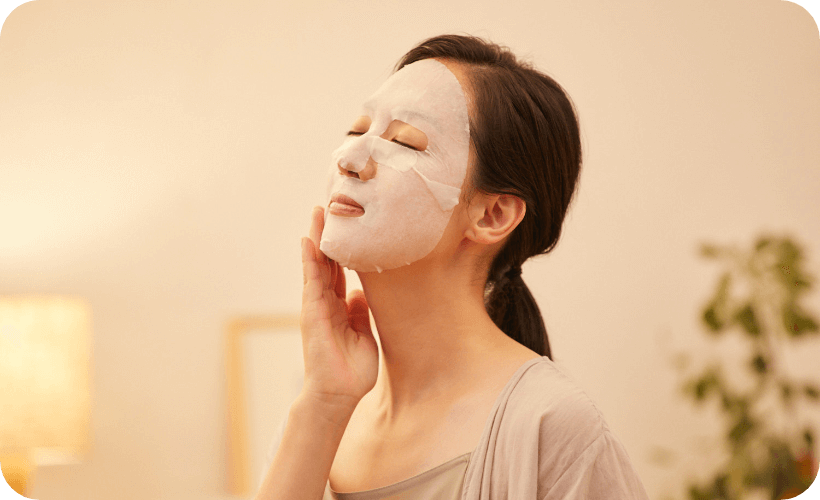 step2 Lay the sheet mask flat on your faceand leave it for 3-5 minutes.